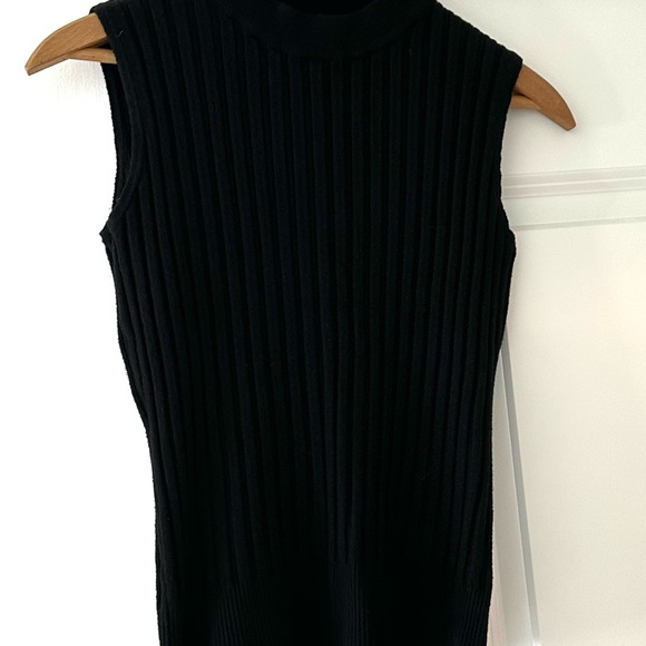 Vila Milano Sleeveless Mock Turtleneck Top - Picture 3 of 5